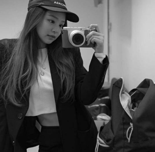 jennie对自己身材也太有自信裸色闪光裙超抢眼关键后背镂空