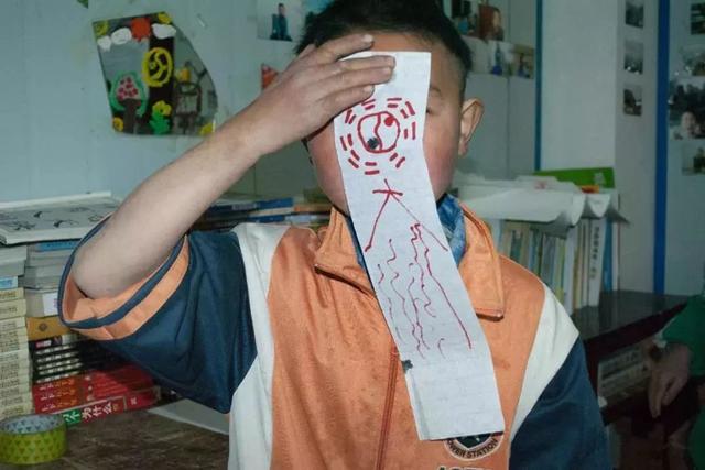 熊孩子间的恶作剧,铅笔扎进体内被送医院,医生:差一点戳破肠子