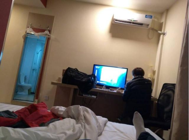 晚上在宾馆睡觉时,为何说最好将厕所的灯开着?前台小妹道出实情