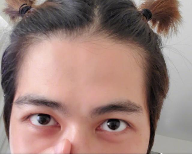 陈学冬晒自拍称已准备复工扎着两只小辫子已放飞自我