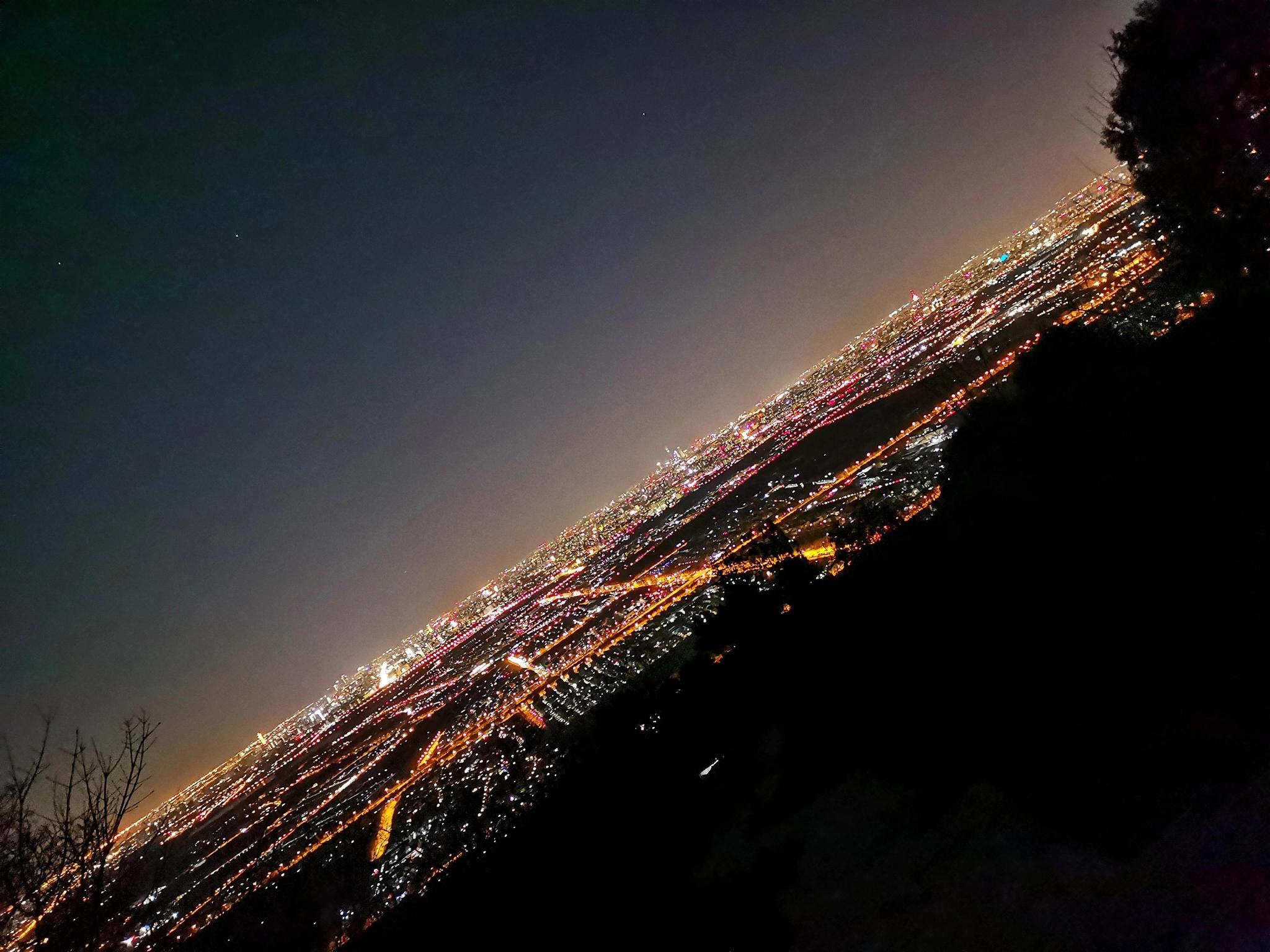 香山的几块山石,成为可以俯瞰北京夜景的拍照秘境