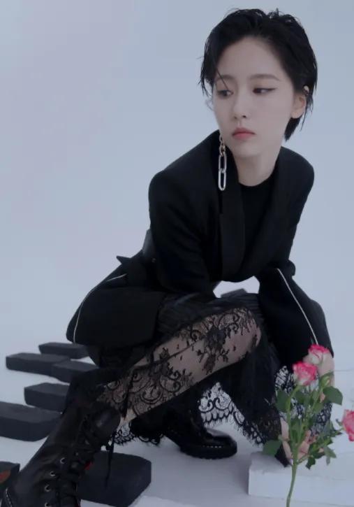 诸葛大力挑战"蕾丝裙"又a又飒!她180度下腰时,柔软度我服气