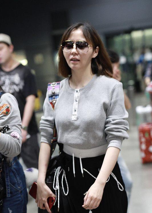 张靓颖蓬头垢面素颜现身机场,嘴唇发干一脸憔悴,身材发福严重