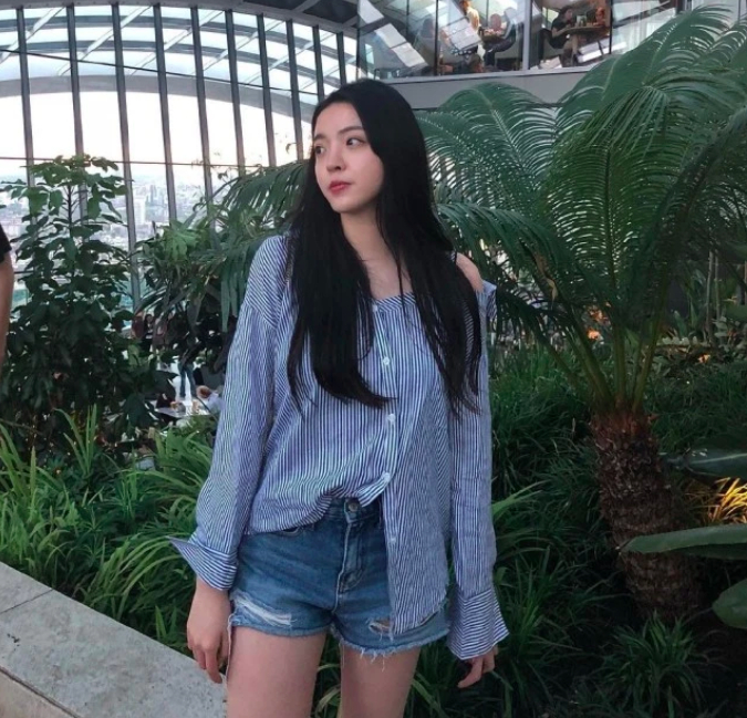 王中磊女儿晒超"壕"书柜 宅家看八百本书和电影