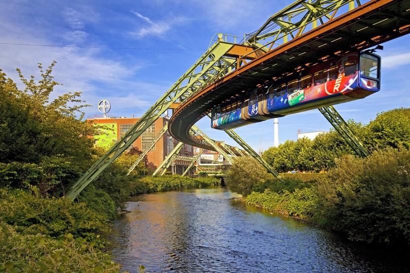 德国的乌帕塔尔拥有一条倒挂式的铁路,看上去就像会掉下来一样.