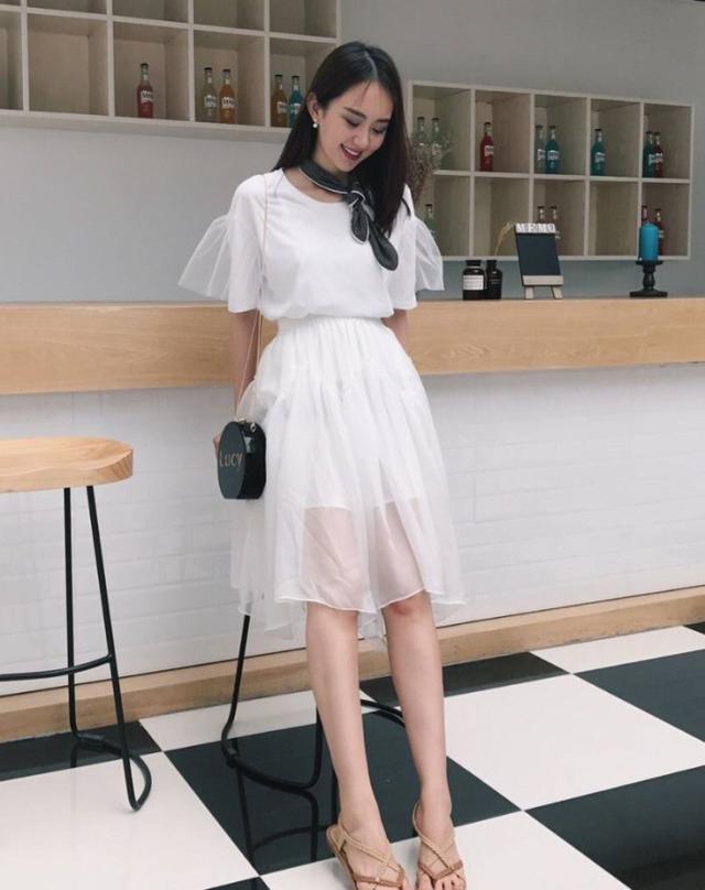 她就是孙耀琦,孙耀琦为蹭热度上位,在直播中出卖赵丽颖,爆料赵丽颖和