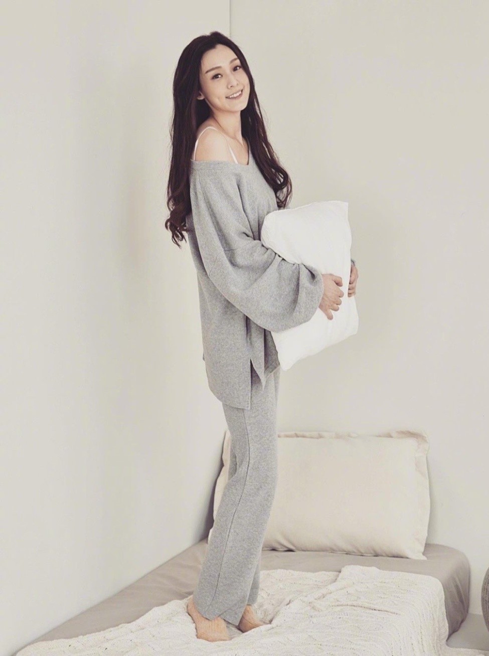 衬衫搭背带裤温柔甜美,在家就能调教老公|范玮琪|背带裤|身材_新浪