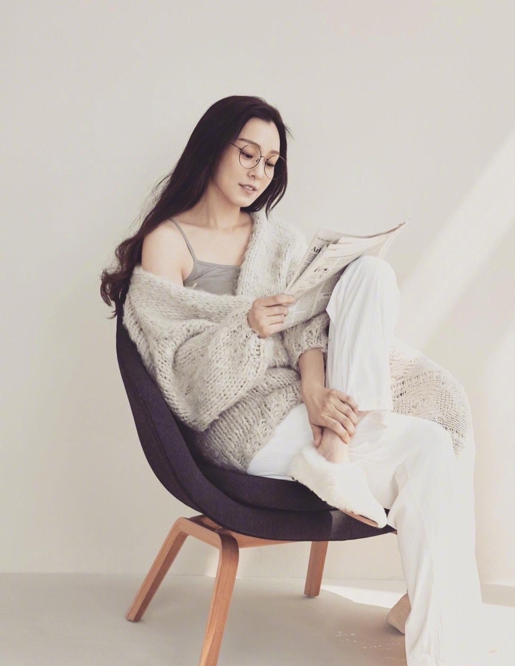 衬衫搭背带裤温柔甜美,在家就能调教老公|范玮琪|背带裤|身材_新浪