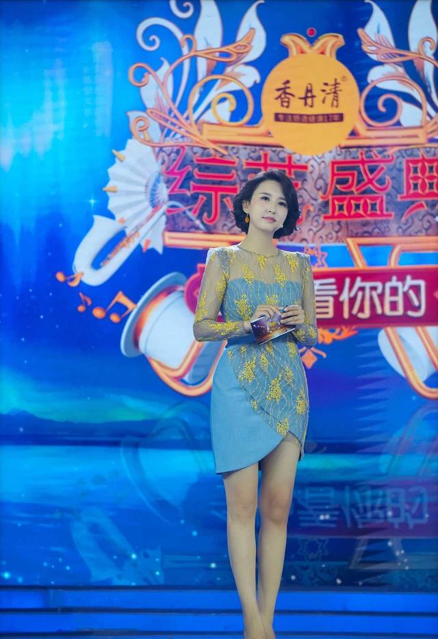 张蕾越来越敢穿,半透视薄纱连衣裙好性感,花苞裙摆秀出玉女腿