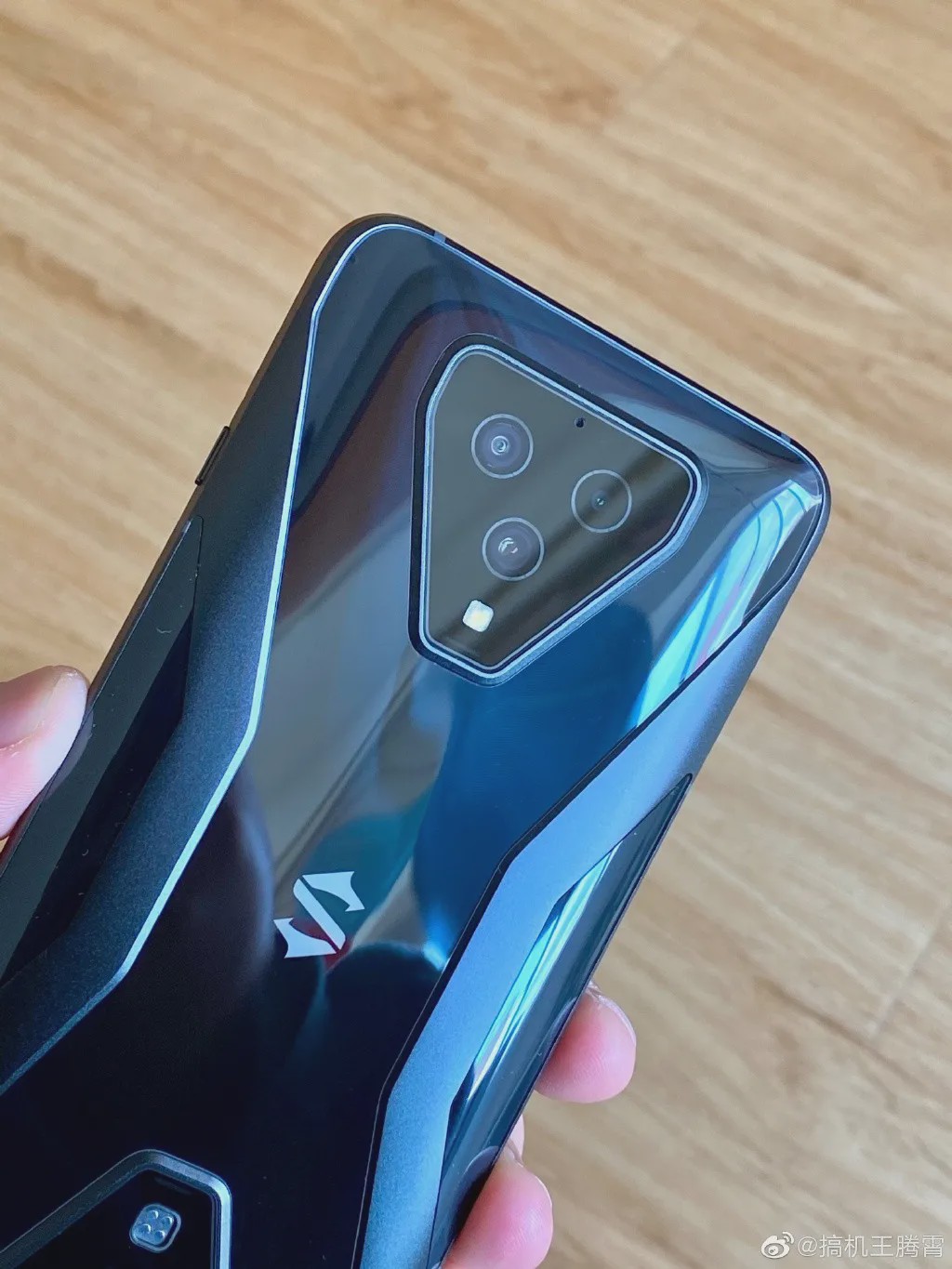 特别需要说下:黑鲨非 pro 224g 带保护壳 249g黑鲨 pro 255g 带保护壳