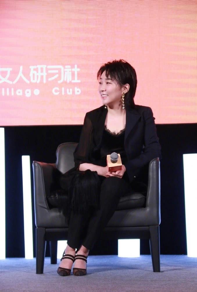 马薇薇不愧是辩界女神波点鞋配干练蓝西装38岁美得惊艳