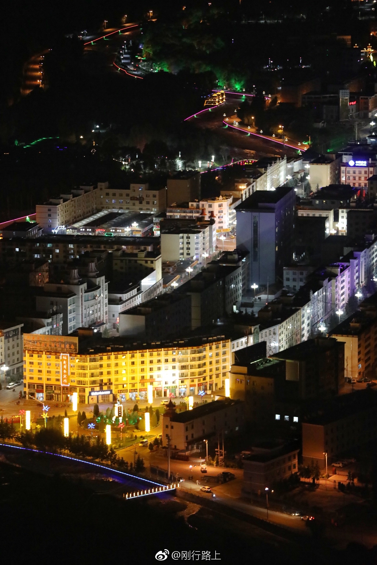 来到甘肃肃南县城制高点,看肃南县城夜景,虽然是一个小城