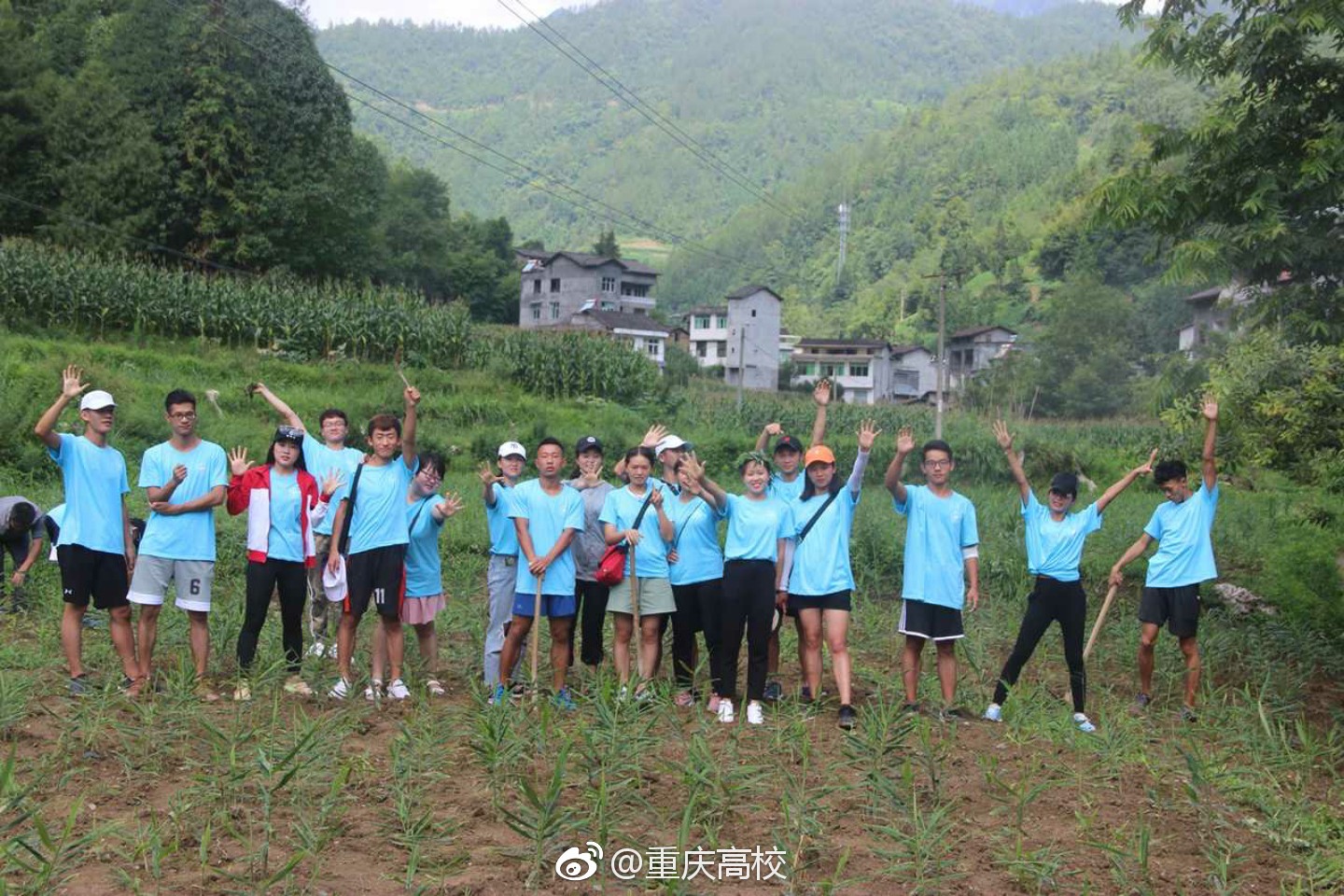 2018重庆大学生三下乡照片分享，图2这小哥感觉毫无违和感|重庆大学生|下乡_新浪新闻