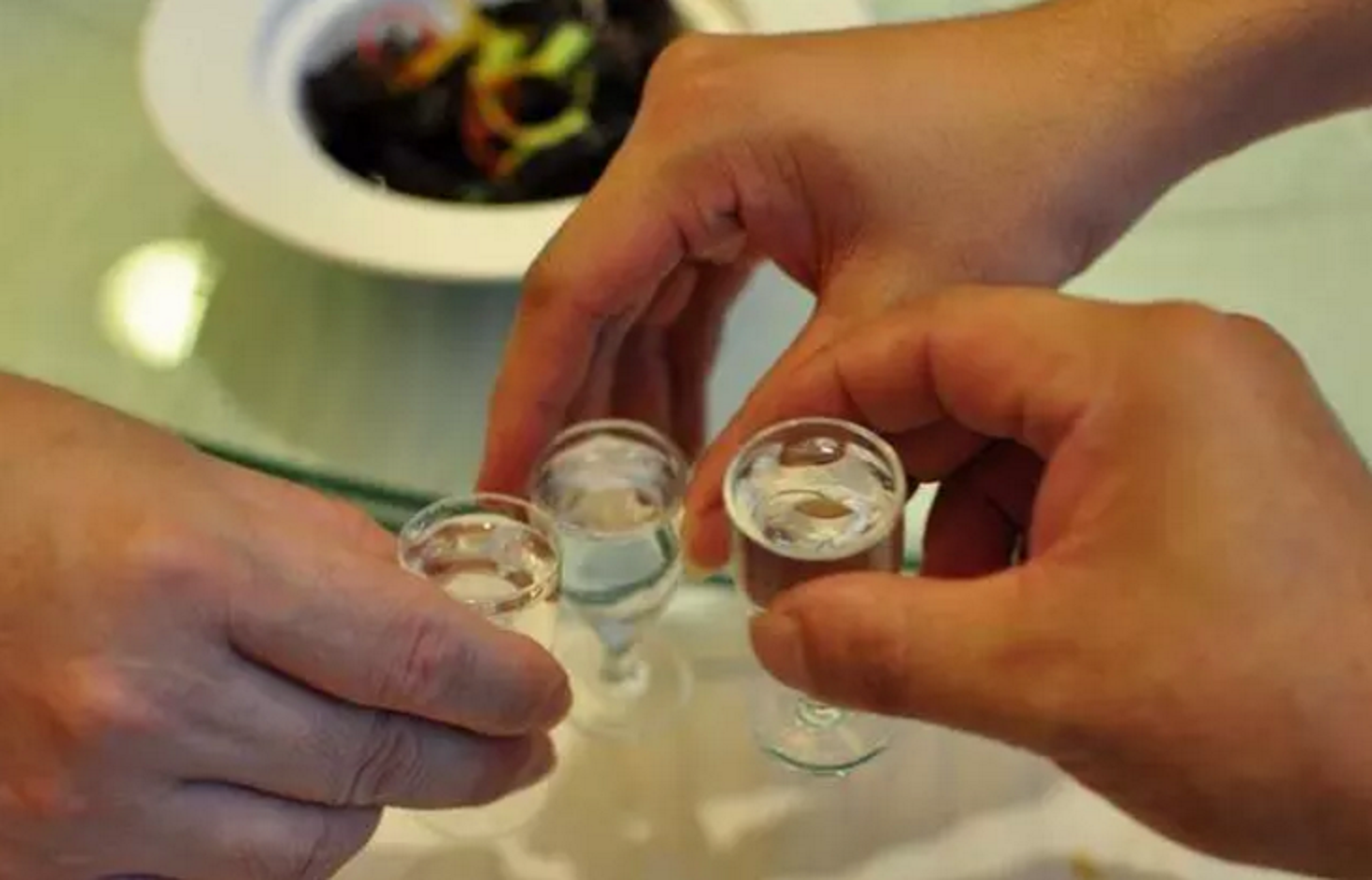 喝酒的人想要健康,记住:酒前两准备,酒桌三不要,酒后三不做!