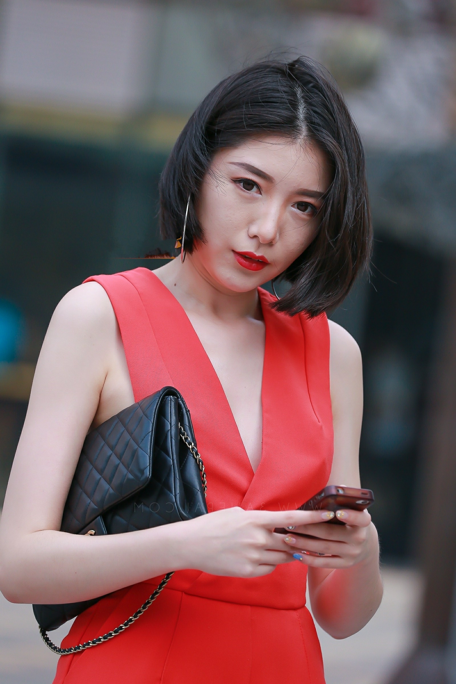 气质小姐姐红色连体衣大气十足一马平川走在街头赚足回头率