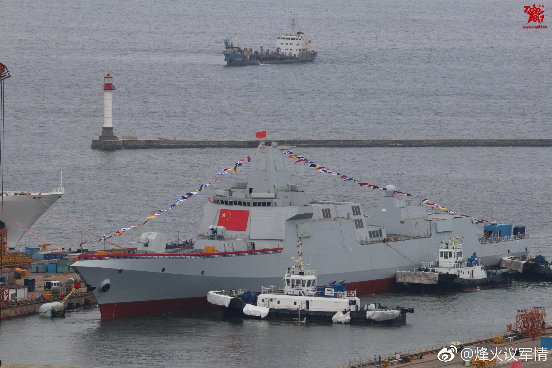 鼎盛原创的大连两艘055舰出坞高清照