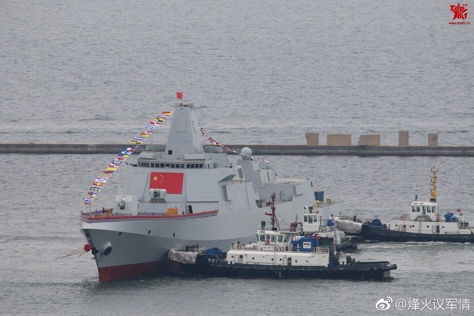 鼎盛原创的大连两艘055舰出坞高清照