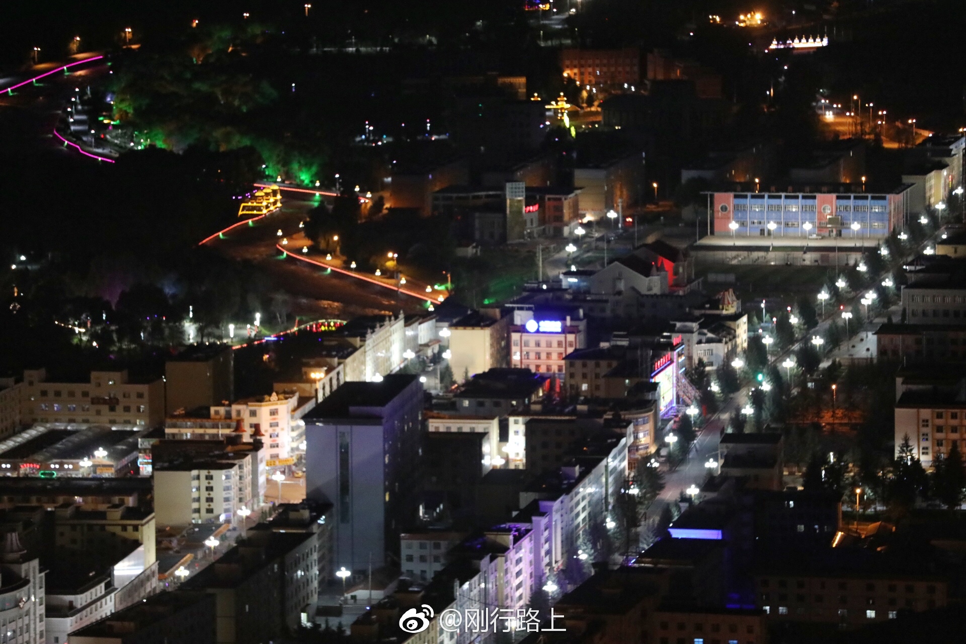来到甘肃肃南县城制高点,看肃南县城夜景,虽然是一个小城
