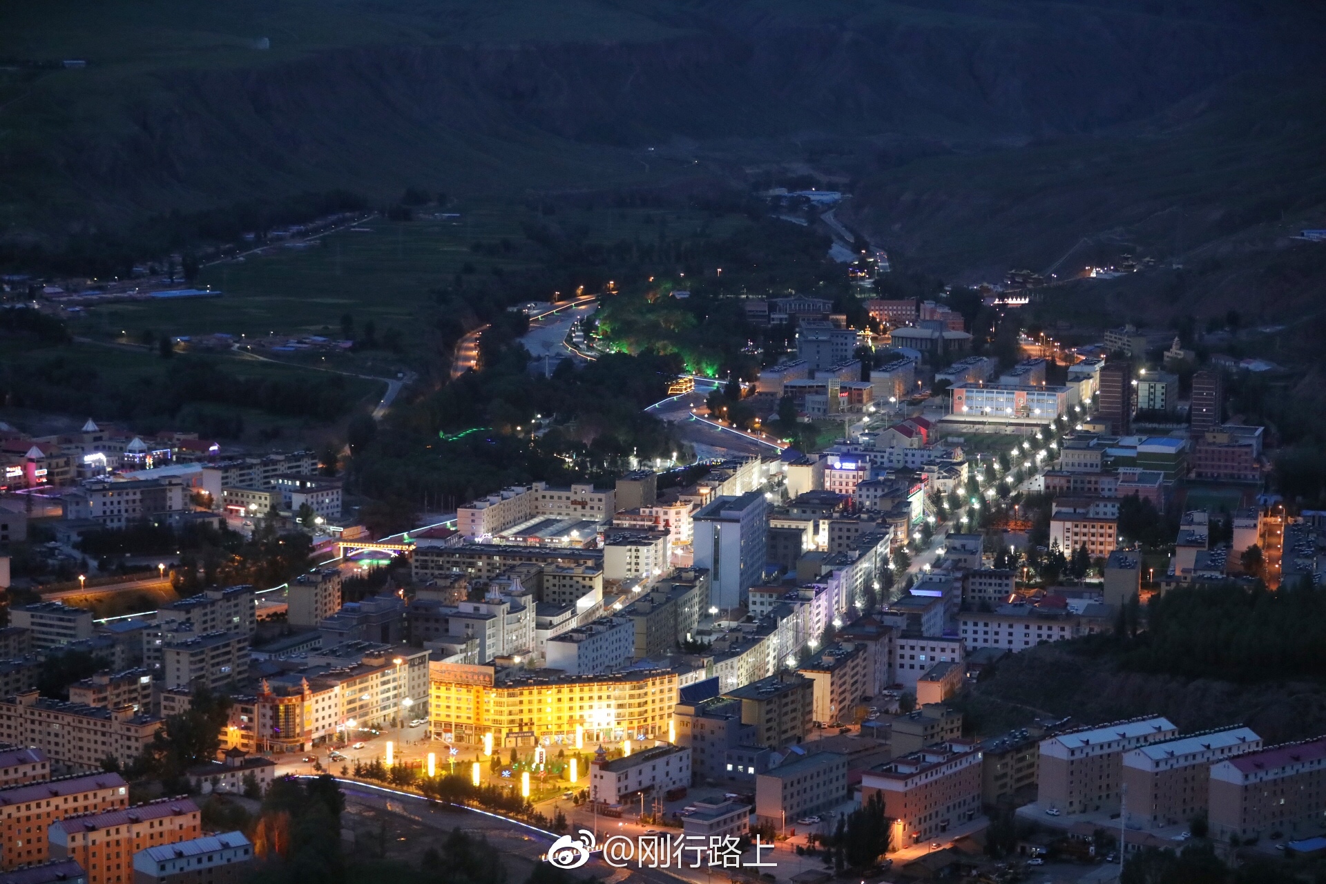 来到甘肃肃南县城制高点,看肃南县城夜景,虽然是一个小城