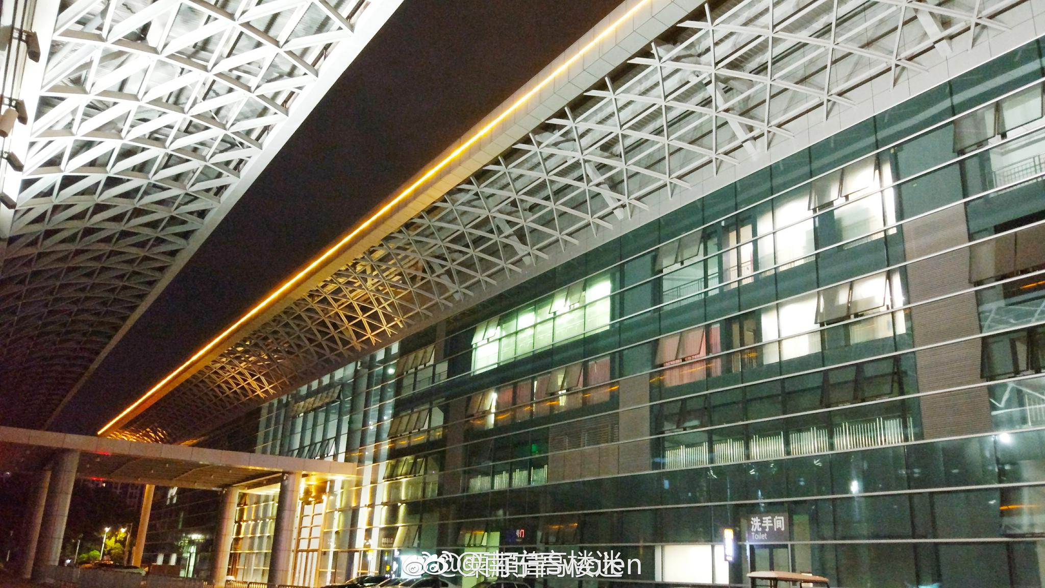 南宁国际会展中心中翼无柱站厅跨线桥以及商业部分