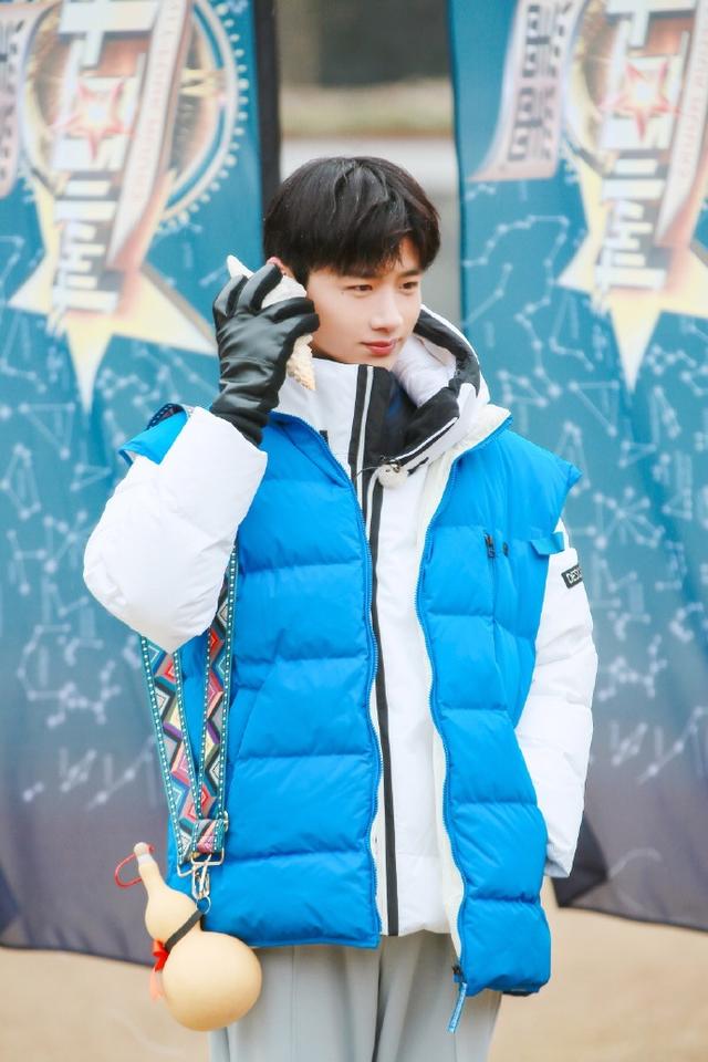 白敬亭寒冬变身蓝精灵,能把这么厚重的羽绒服穿出时髦感
