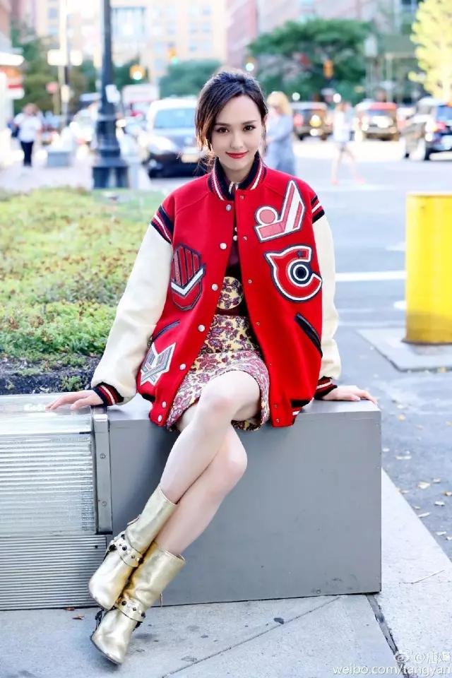 唐嫣的腿又细又长穿牛仔短裙出席活动堪比18岁少女样儿