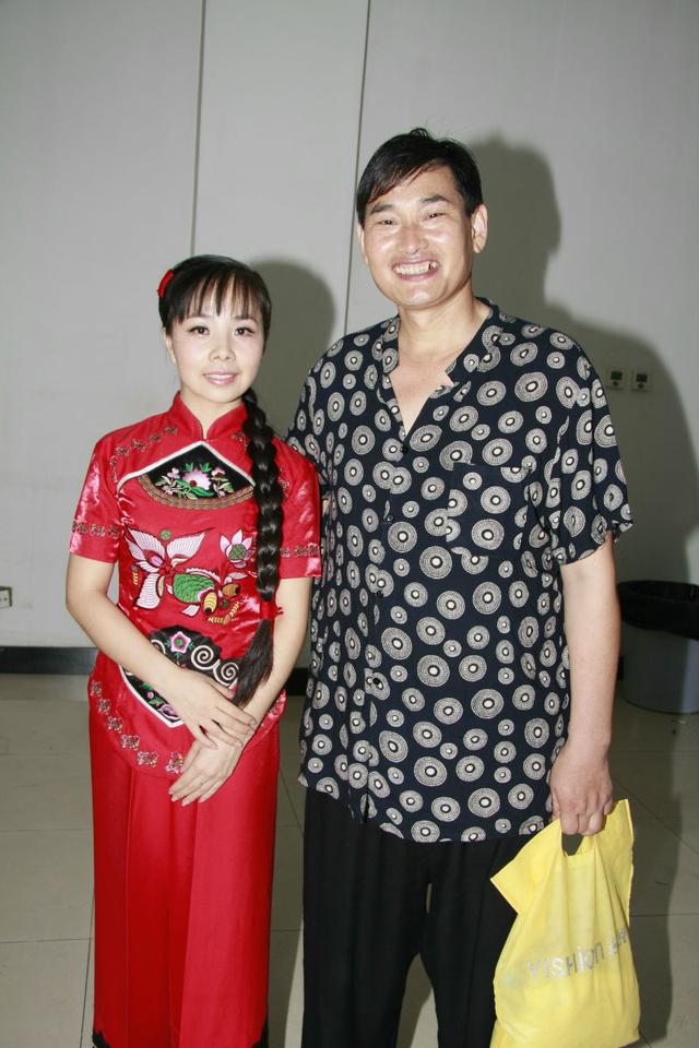 大衣哥向王二妮炫富,意外曝光千万年收入,但没想到王二妮更有钱