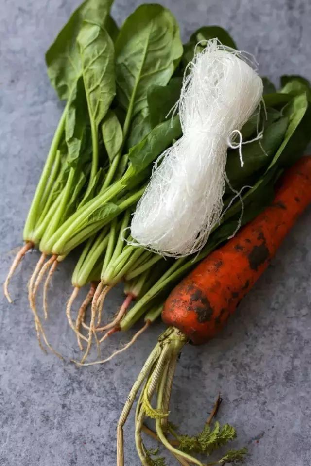 材 料: 粉丝,胡萝卜,菠菜,葱姜蒜末,香菜,醋,白糖,香油,盐,鸡精.