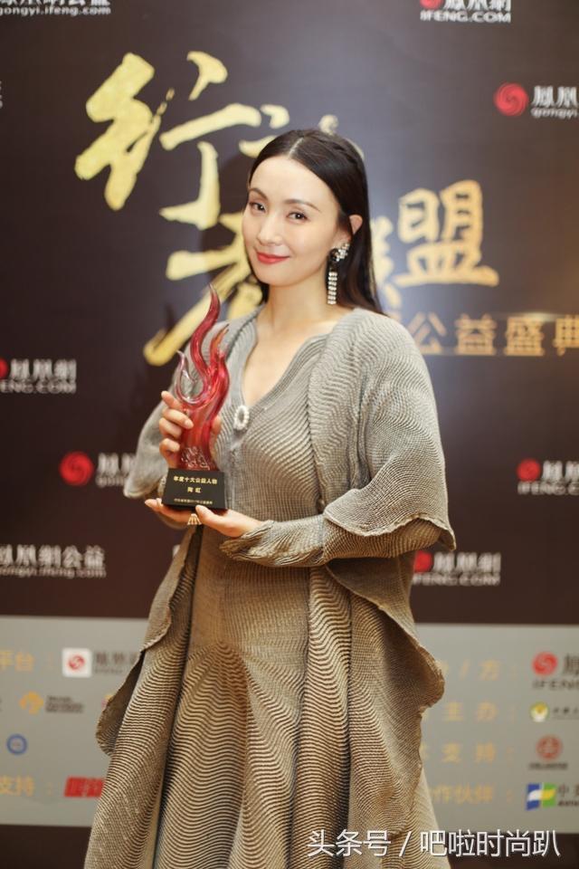 45岁的陶虹穿3d裙撞衫范冰冰,相差十岁效果却像差了一个世纪