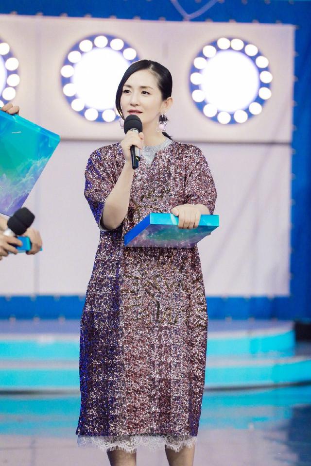谢娜亮相机场难掩富态!一袭碎花裙显老10岁,这是胖出双下巴了?