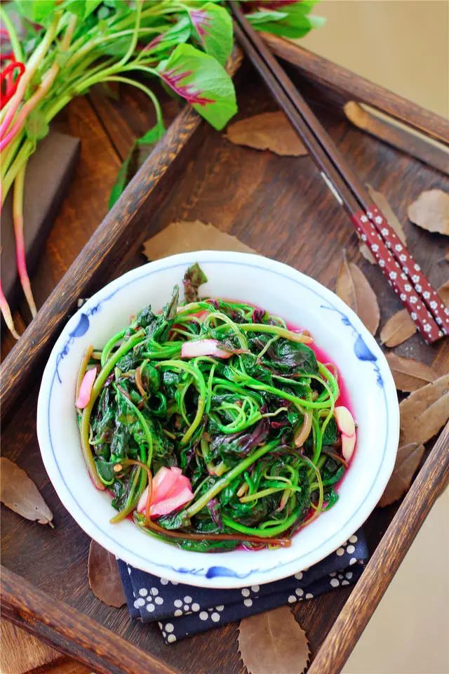 红米苋200克 大蒜头3瓣 盐适量,油适量