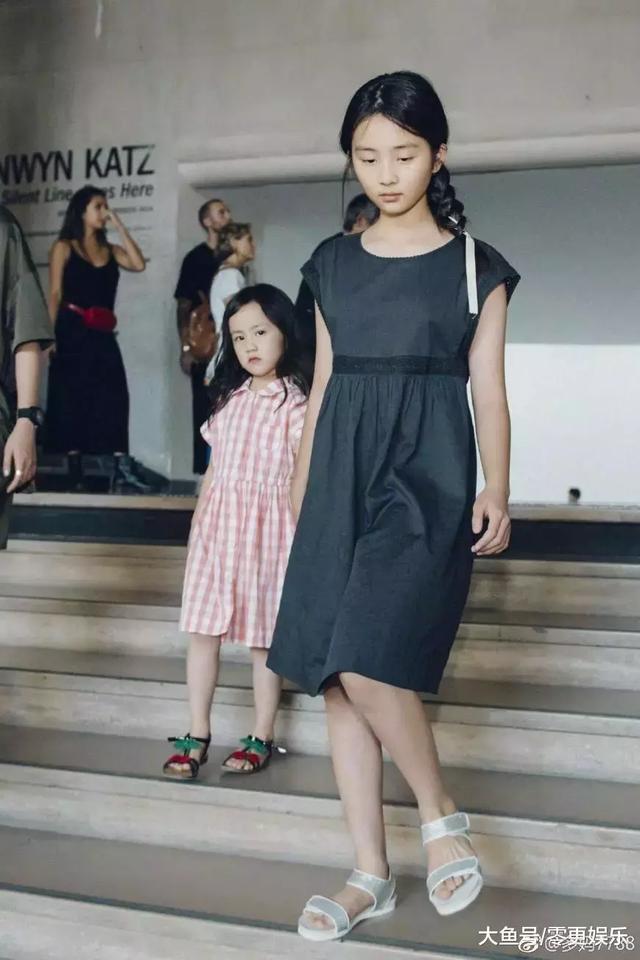黄磊二女儿长了一张高级脸,冷艳不爱笑可又很
