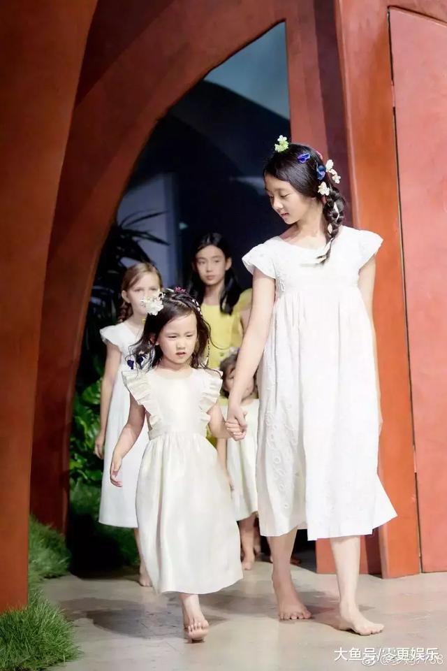 黄磊二女儿长了一张高级脸,冷艳不爱笑可又很