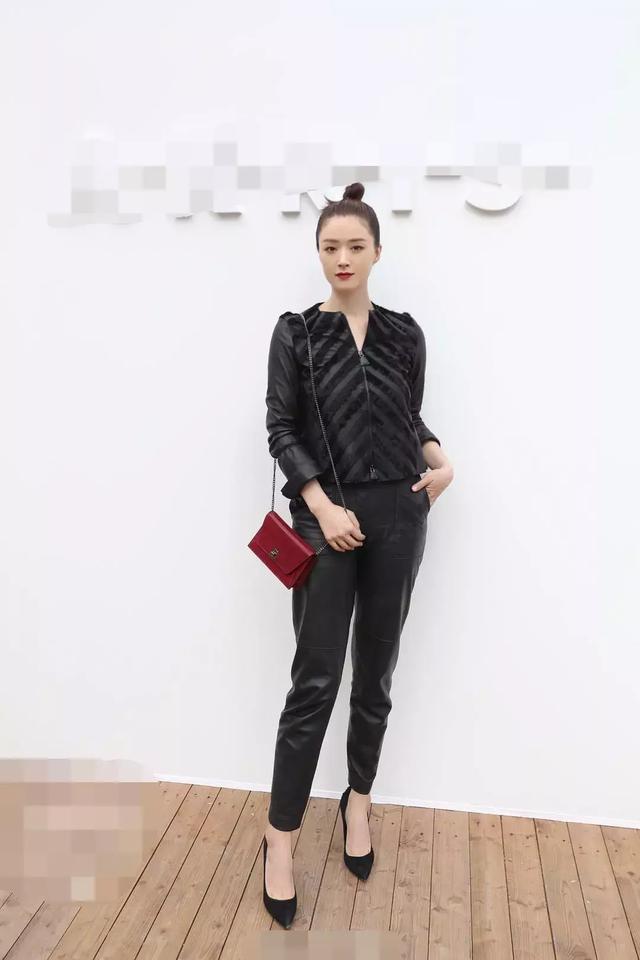 蒋欣一身黑色皮衣皮裤也是很酷了,只是衬得蒋欣似乎有一小丢丢的健壮.