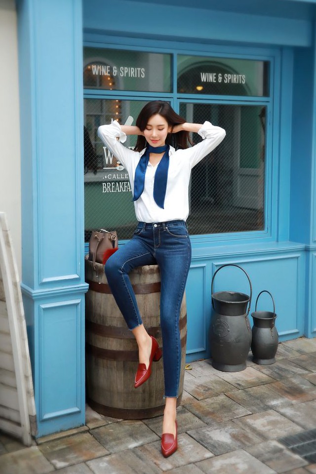 牛仔裤美女,搭配白衬衫的一瞬间,女神范十足!