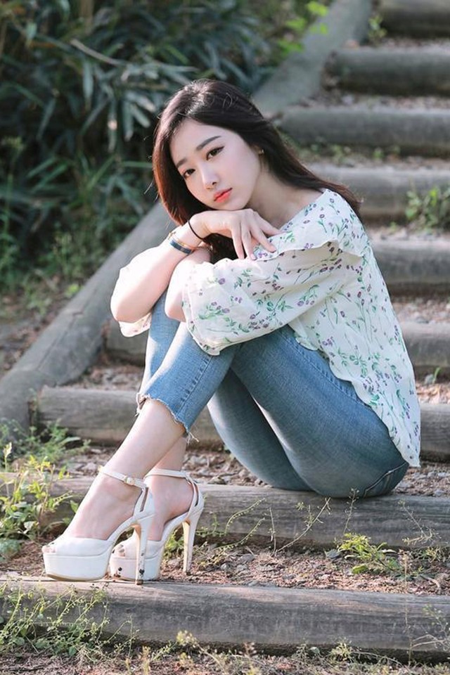 牛仔裤美女,戴着帽子,搭配酒红色露肩装,穿出浓浓的女人味!