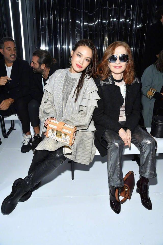 舒淇时装周变叛逆少女,过膝长靴当裤穿,一头