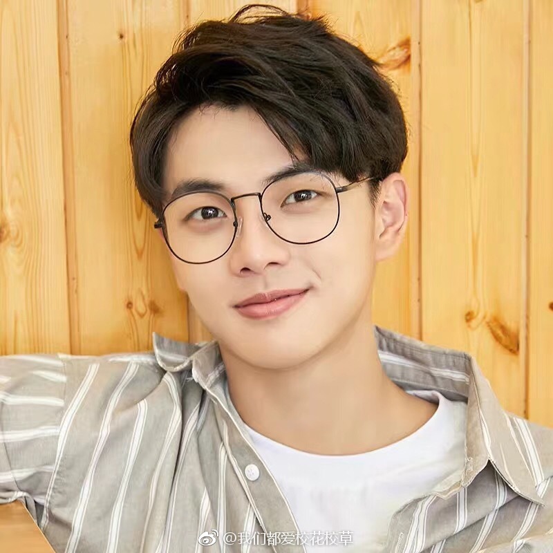 年龄:20岁 学校:广东财经大学 特长:游泳(想上墙的(美女)校花(帅哥)