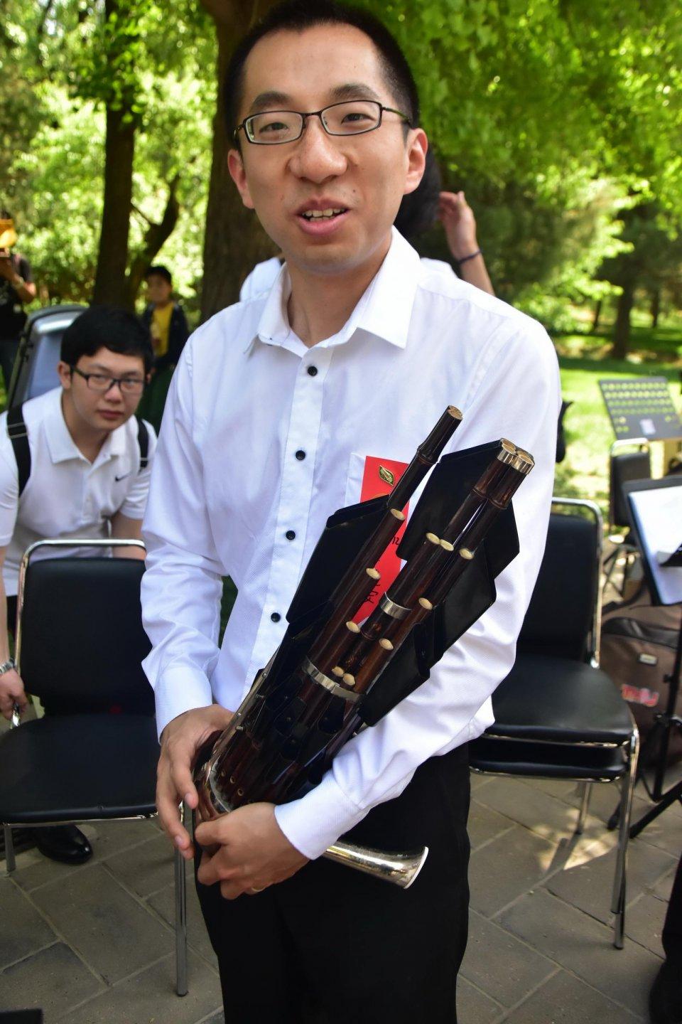 谁说清华无美女只有书呆子, 校庆时民乐齐奏, 操场上马拉松不停