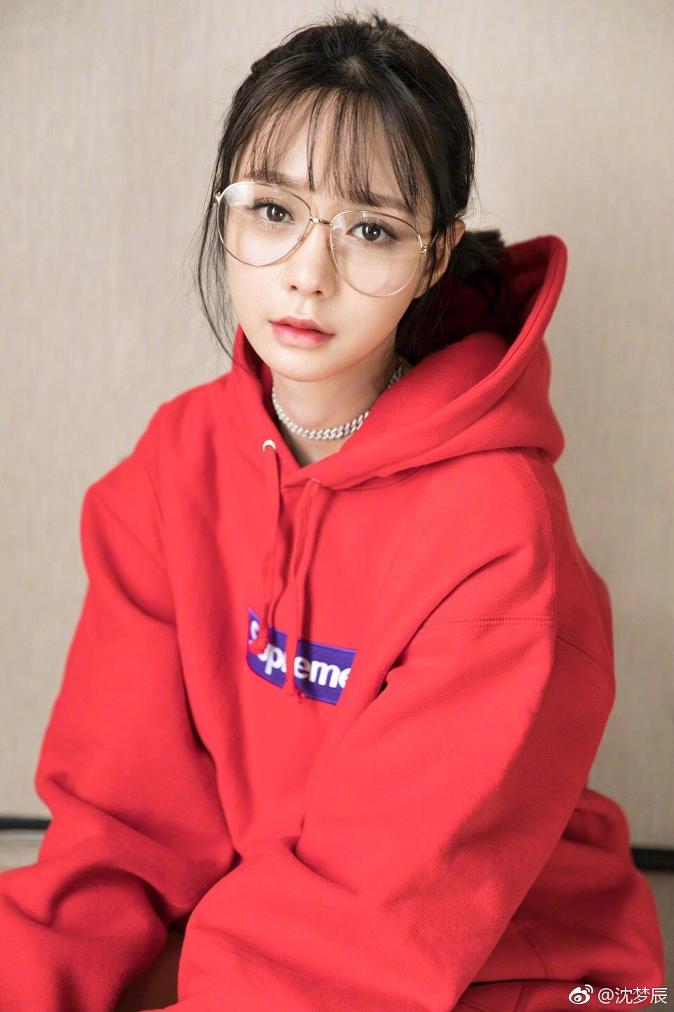 沈梦辰没了空气刘海好看多了 然而鼻子还是被网友吐槽