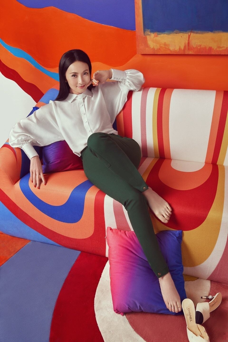 46岁陶虹涂大红唇无敌了穿栗色长裙优雅魅惑感徐峥太幸福了