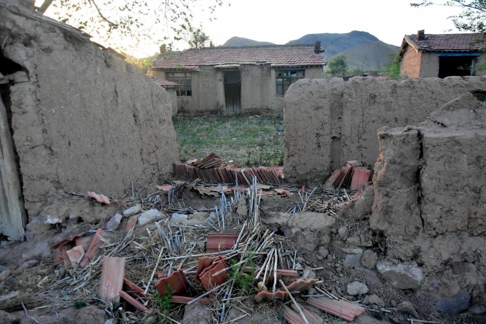 干旱缺水的偏僻山村, 老人们坚持着在那里种地生活, 真的让人感动