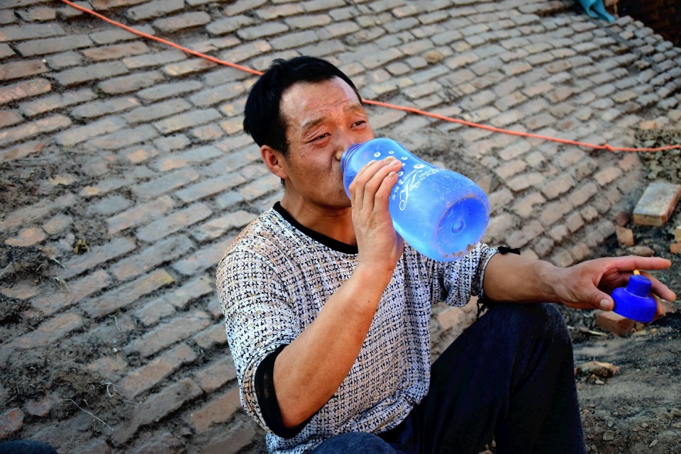 五十度高温一天喝十升水,汗水湿透衣服,砖厂男人天天被烧烤着