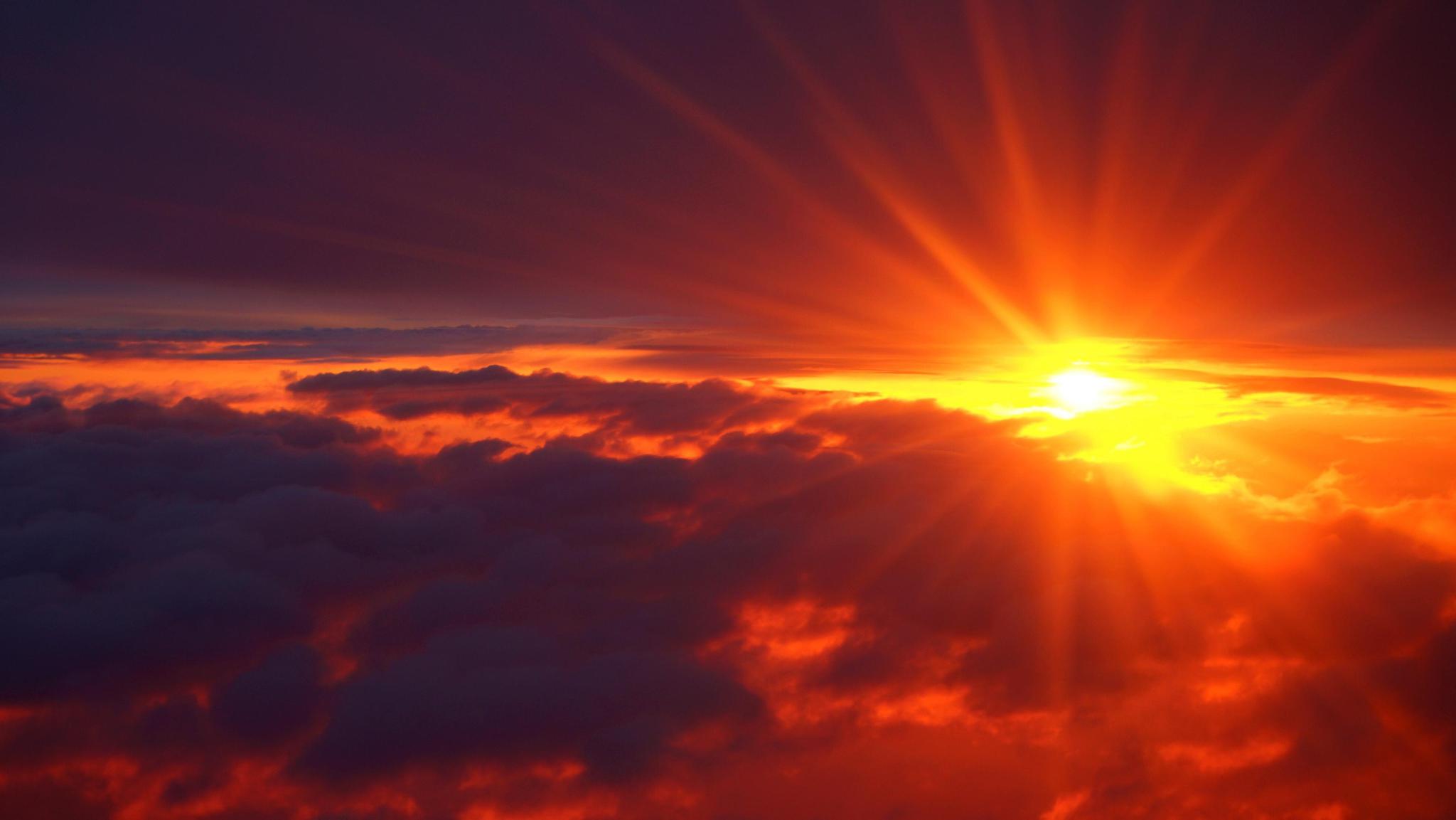 三万英尺高空实拍罕见的火烧云奇观宛若喷发的火山口 惊艳震撼