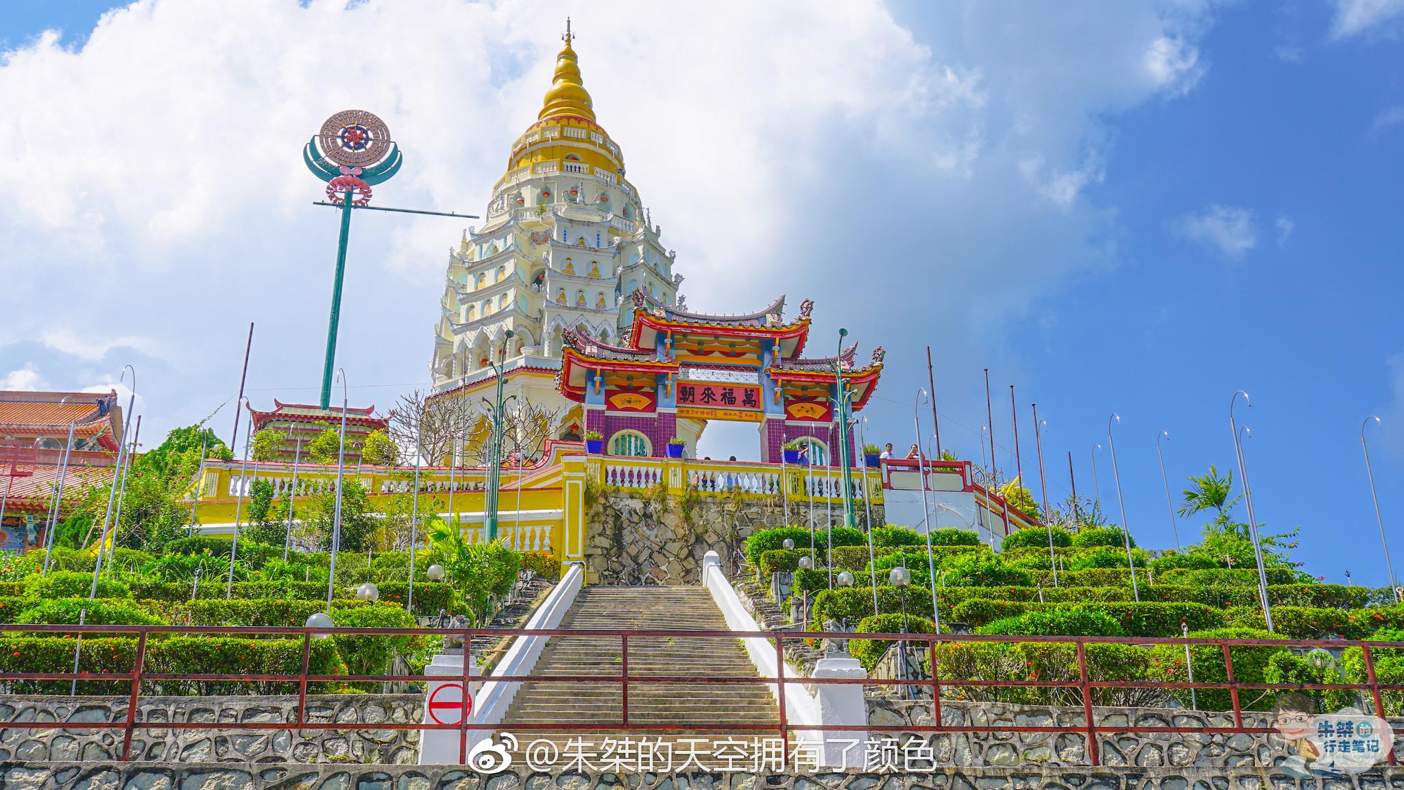 极乐寺位于马来西亚西北部槟城的白鹤山麓