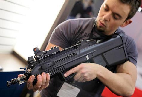 fn2000步枪,制造结构很简单,外表光滑,拿在手中不仅很轻巧,还很舒适.