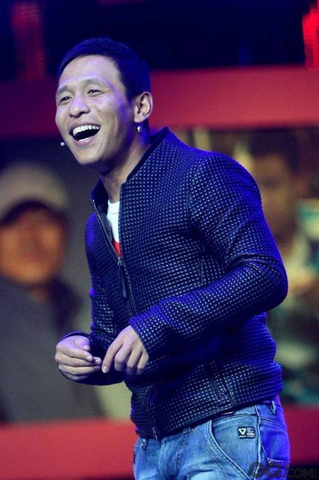 赵本山最红徒弟,因小品一夜成名,长的其貌不扬妻子却高挑美艳