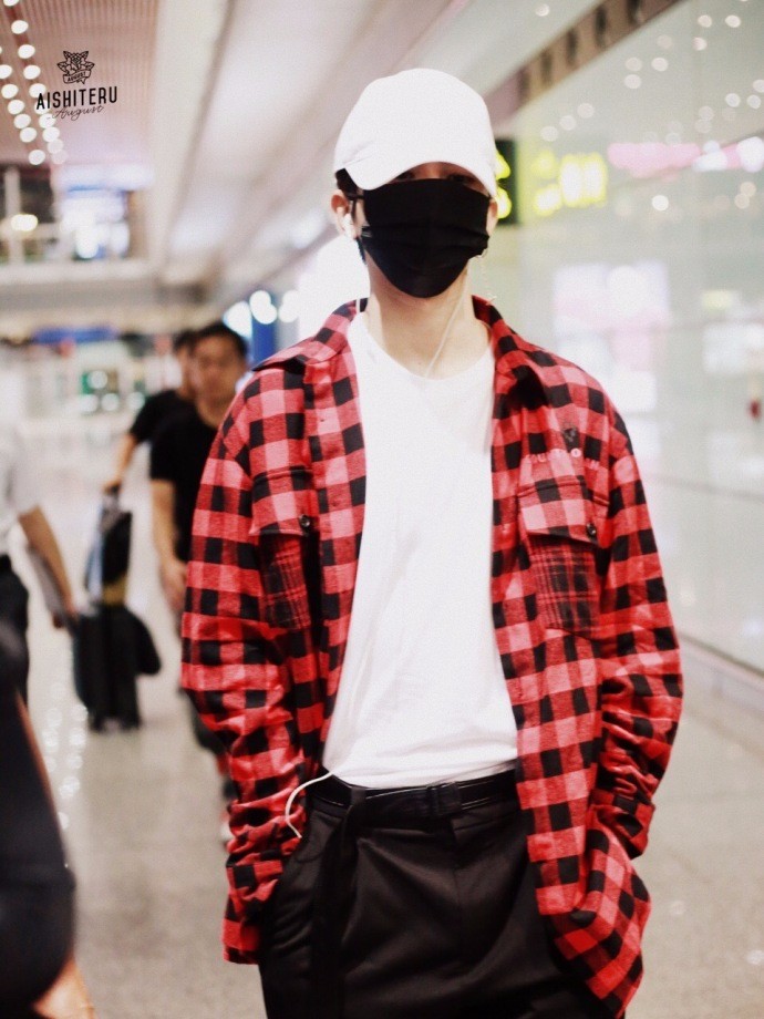 蔡徐坤穿红格子衬衫搭配运动裤现身机场,戴棒球帽和口罩遮捂严实
