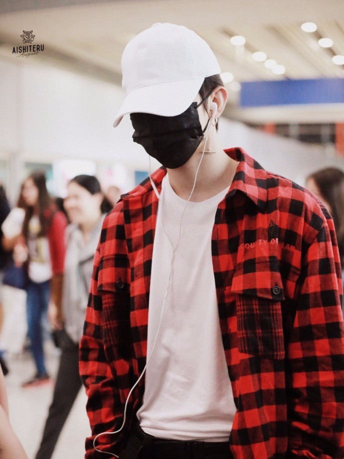 蔡徐坤穿红格子衬衫搭配运动裤现身机场,戴棒球帽和口罩遮捂严实