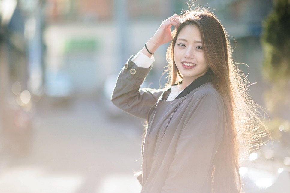 金色阳光下一个清新素颜美丽可爱的姑娘